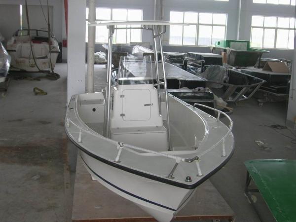 White Fiberglass Fishing Boats 6m Easy Install Light Weight For Pleasure Fishing
