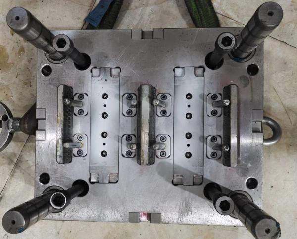 H13 P12 1.2378 Custom Plastic Molding Services Precision Injection Molding 500K Shots