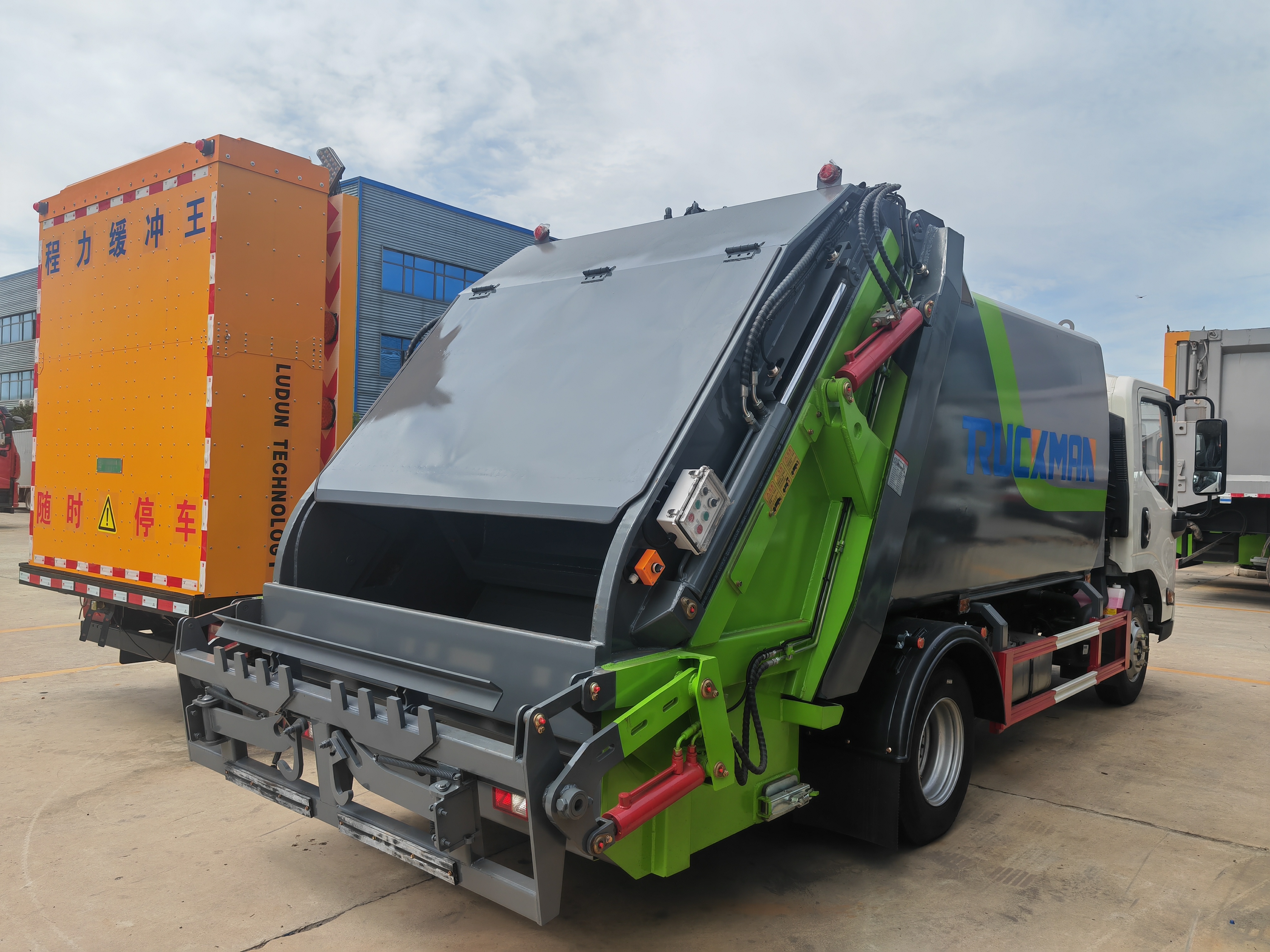 JMC Compactor Garbage Collection Bin Cleaning Truck For Sale in Morocco