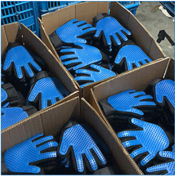 Перчатки перевозчика волос инструмента холить любимца PVC полиэстера чистят 56g щеткой