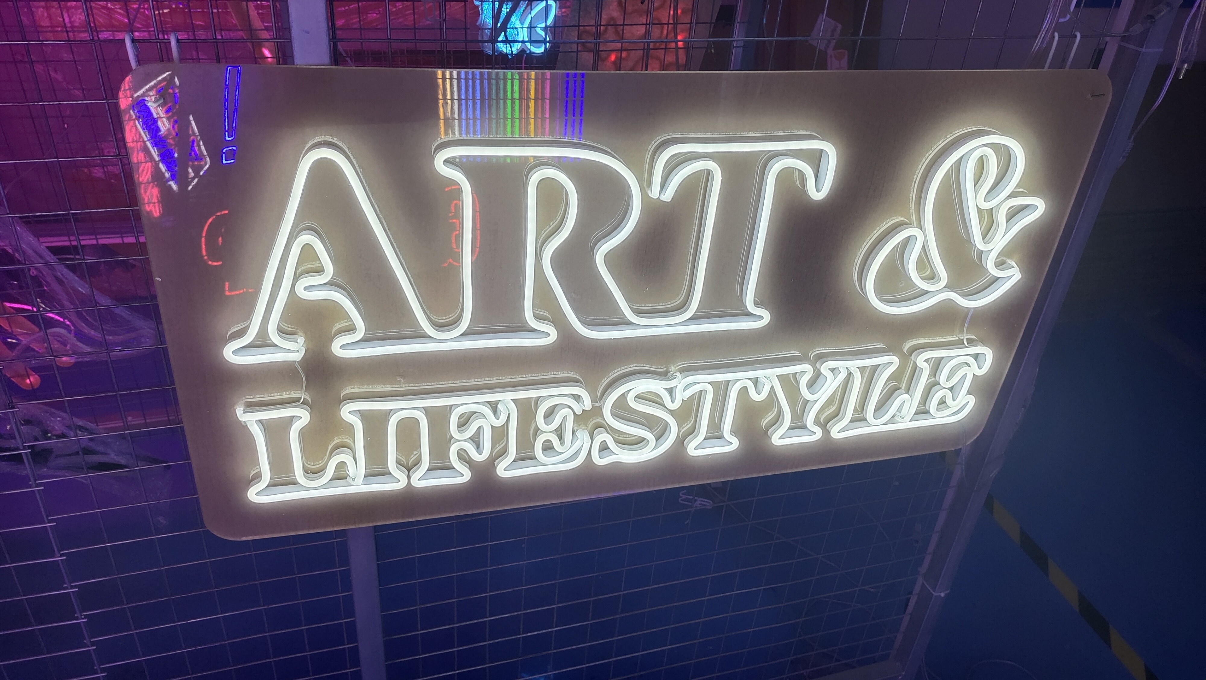 Изготовленные на заказ люди неоновой вывески стиля Life&art выдалбливают deco освещения стены выставки