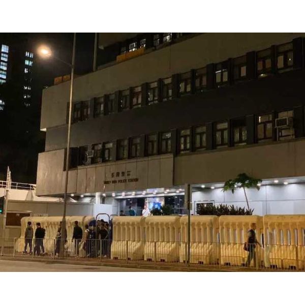 КРАСНЫЙ вращательный создатель прессформы Roto для барьера дороги