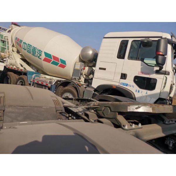 Energy Efficient Mobile Concrete Mixer Lorry 12cbm For Concrete Mixing 300-400HP