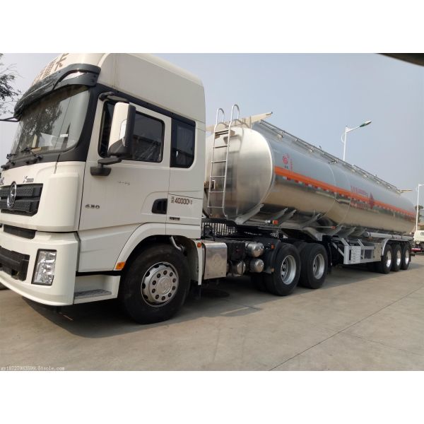 Un camion-citerne à trois axes à vendre.