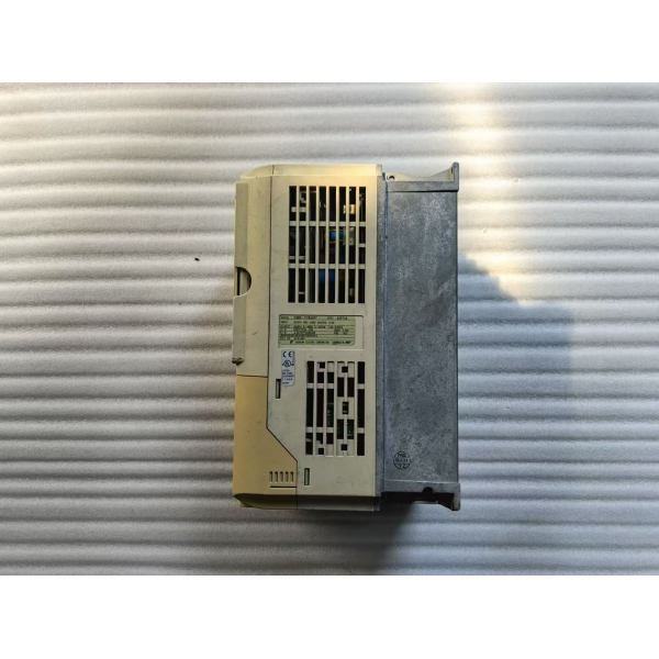 CIMR-F7A43P7 VFD Frequency Converter 3.7KW 3 Phase 380 to 480VAC Inverter