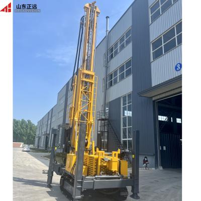 Machine de forage de puits d'eau sur chenilles