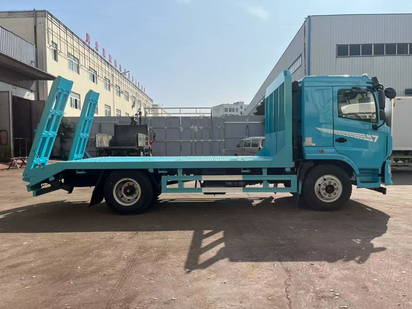 DONGFENG 4x2 Diesel Flatbed Truck Emission Compliant Platform Truck for Heavy Equipment Transport