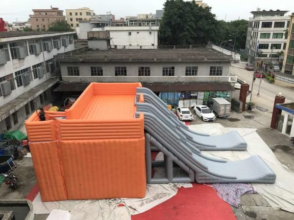 Corrediça combinado inflável dos eventos com material exterior de encerado do PVC da grande plataforma