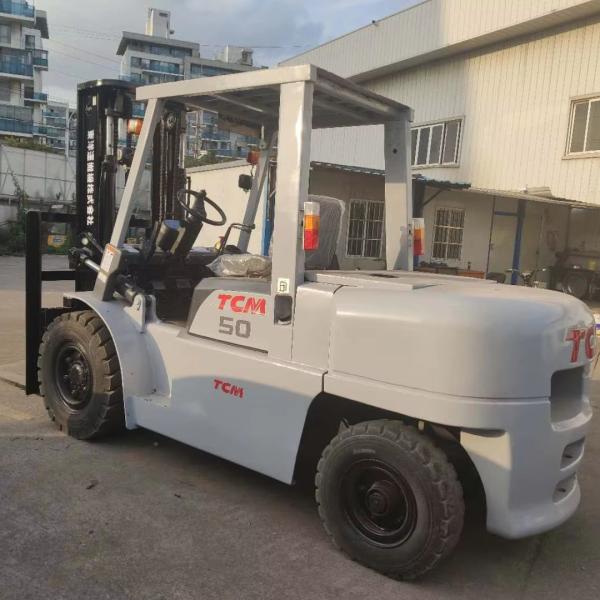 Used TCM 5 Ton Diesel Forklift in White – A Compact and Efficient Machine for Material Transport