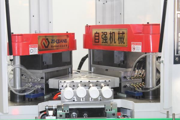 Une machine de moulage par injection à très haut débit et capable de produire une gamme assez diversifiée de bouteilles.