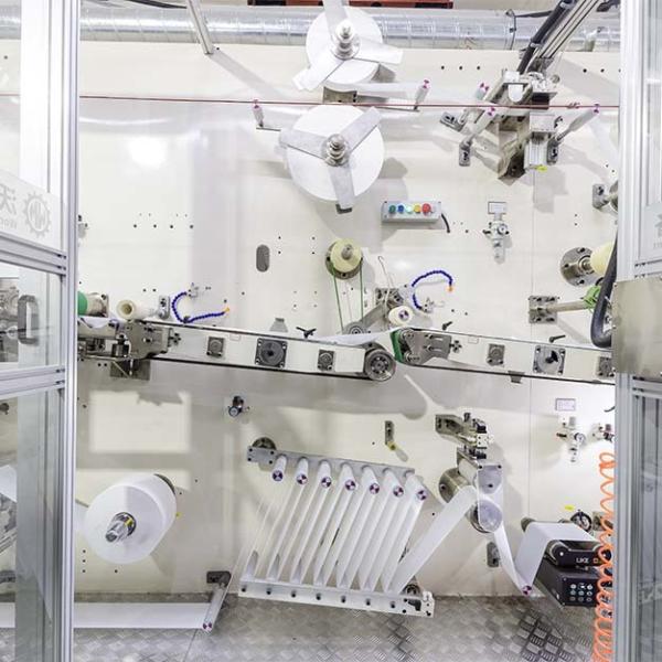 プロのカスタマイズされた衛生用パッド生産ライン ISO9001工場で迅速な配達