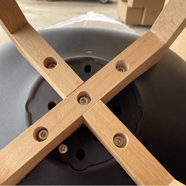 Silla de comedor moderna de plástico con patas de madera de haya