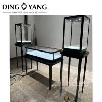 Moderne noir simple de luxe bijoux vitrine avec des lumières à faible consommation d'énergie