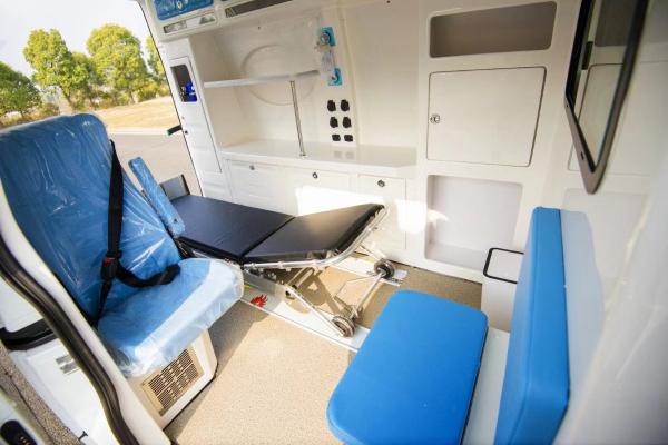 Hospital 4x2 Gasoline-diesel Emergency Medical Ambulance for Sale