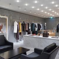 Carril brillante de la tabla del oro de la sala de exposición de la ropa del estante de la vitrina de la cortina confeccionada redonda de la bufanda