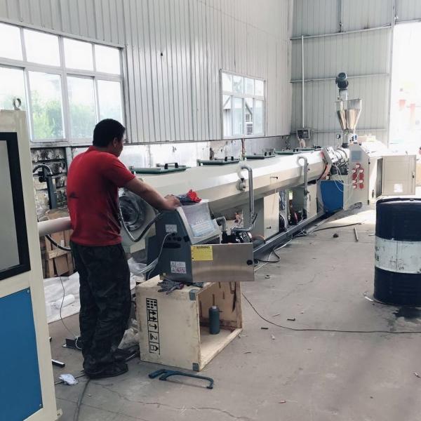 Linha de produção de tubos de PVC de abastecimento de água competitivo SJ51 dentro do modo de alimentação