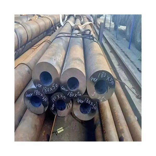 Oiled Seamless Steel Pipe Equipped with Plastic Pipe Cap End Protector Providing Strength and Corrosion Protection
