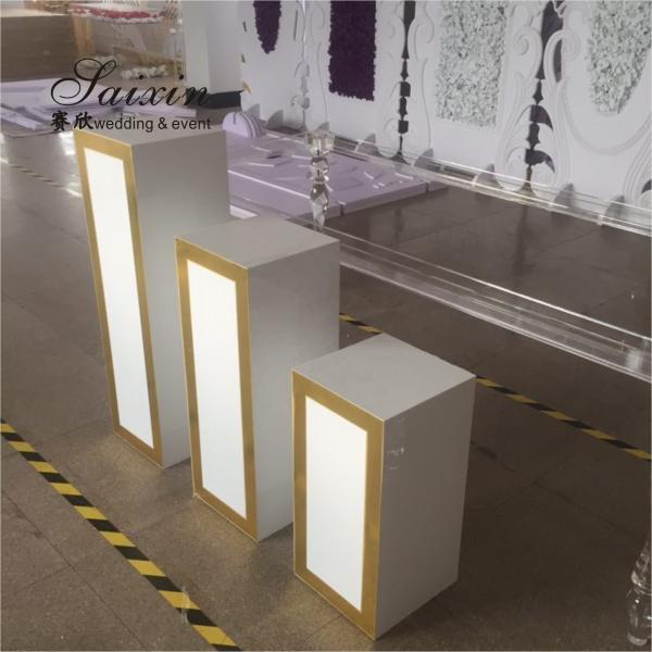 Fábrica por atacado quadrado lado de ouro colunas de pedestal acrílico branco para evento de casamento