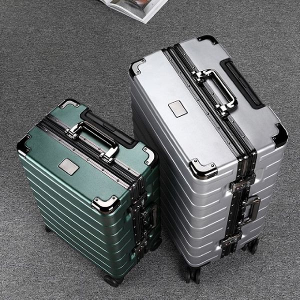 Купленный чемодан универсальный чемодан с четырьмя колесами