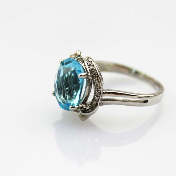 White Gold Plated 925 Silver Ring with 8x10mm Oval Blue Cubic Zircon (R267)