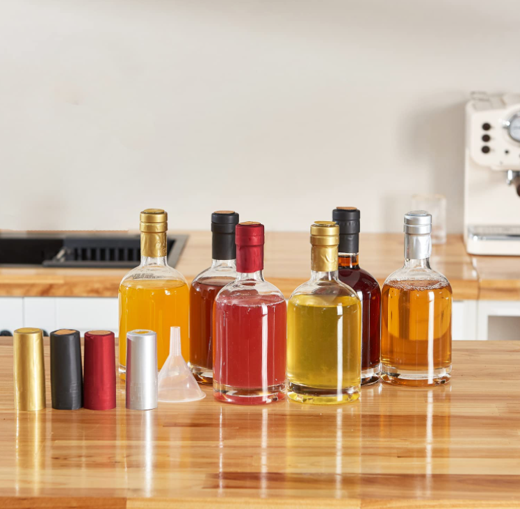 Botella de cerveza de vidrio transparente con tapa sellada con corcho y logotipo del cliente aceptable