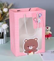 Sacs cadeaux en papier personnalisés avec fenêtre découpée pour un emballage romantique et festif