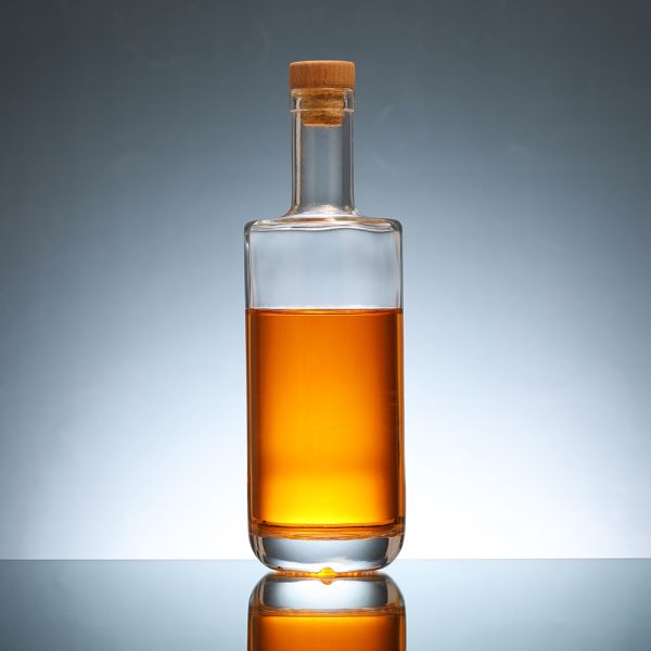 Customized 750ml Vodka Liquor Glass Bottle with Stopper and Transparent Material
