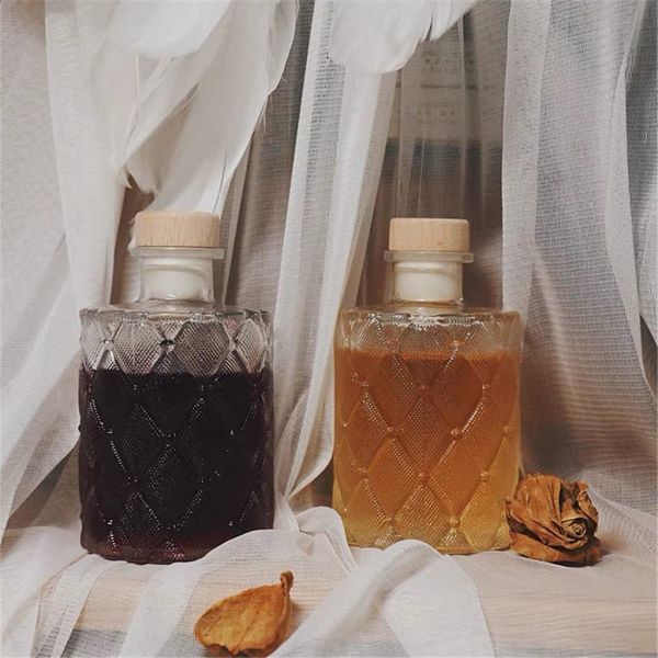Round 200 ml 500 ml 700 ml Glass Bottle for Whisky Vodka Wine Carving Cork Juice Milk Tea Drink