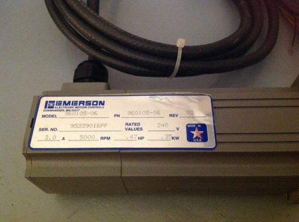 SERVO MOTOR 240 VAC 3 ampère 0,47 HP de Emerson 960105-06 0,35 quilowatts 5000 RPM COM CABO