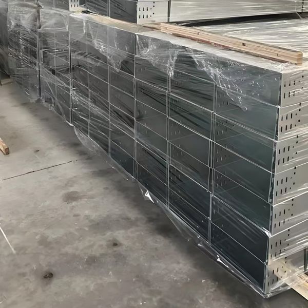 Cable suspendido en altura para ventilación y circulación de aire en forma rectangular