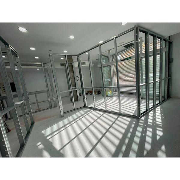 Máquina de moldagem de rolos de alta velocidade 50-120 metros/minuto CW UW Stud Track com servo após corte e perfuramento