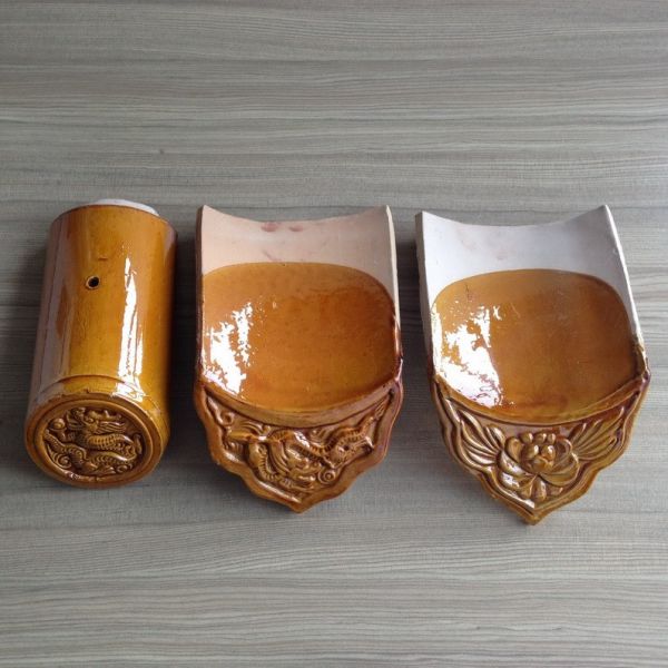 Азиатская буддийская китайская крыша орнаментирует застекленный желтый цвет украшения висков золотой