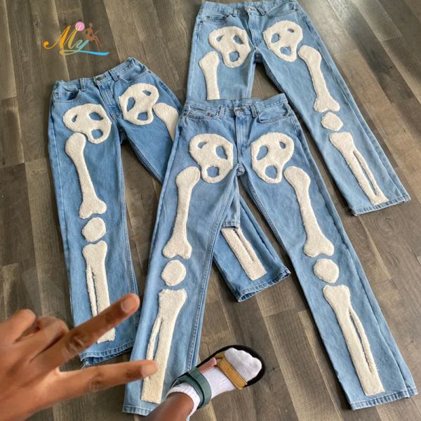 OEM Nuevo diseño personalizado con bordados de chenille de hueso hombres pantalones vaqueros pantalones azules casual pantalones deportivos Pantalones De Hombre jeans