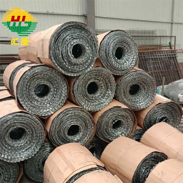 Pvc покрыл колючую проволоку безопасностью проволочной изгороди бритвы лезвия 2.8mm сетки диаманта