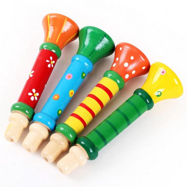 O instrumento musical do assobio de madeira quente do chifre do bebê brinca as crianças coloridas