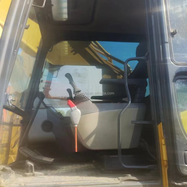 Valve hydraulique d'origine utilisée dans une excavatrice Komatsu PC 400 d'une masse de fonctionnement de 42100 kg