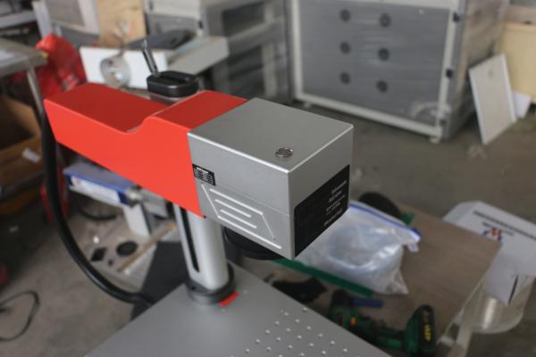 デスクトップ ミニファイバーレーザー名札マークマシン 20W 30W 回転軸付き