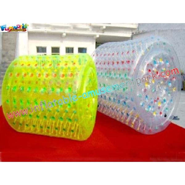 黄色または透明色の膨張ゾーブ ボール、ボールの転がりのスイミング プール、湖