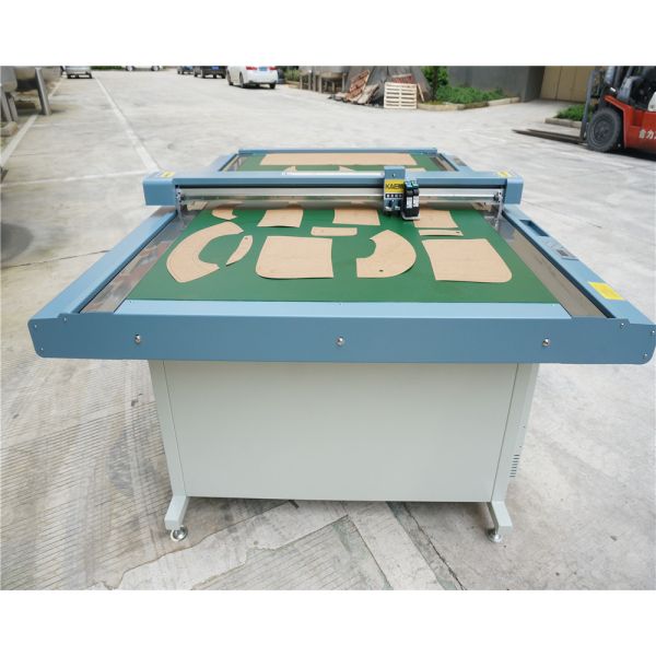 Flatbed Cutting Plotter with ≤3mm Thickness and 1500x900mm Cutting Scope for Cardboard Vinyl Sticker Using HP45 Universal Ink Box