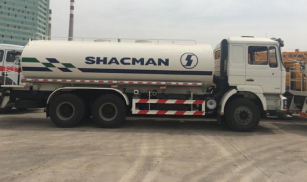 15000 litros de 350HP Shacman 6x4 molham os tanques do caminhão