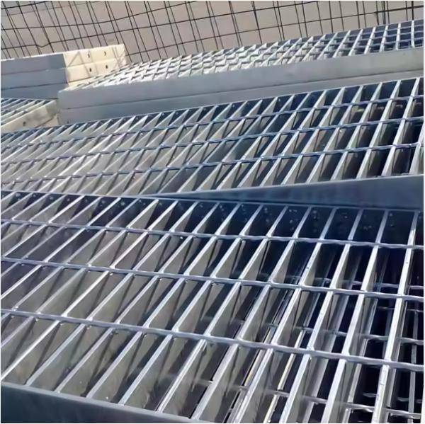 Couverture de grille de sécurité antidérapant dentelée soudés à chaud en acier galvanisé grille de passerelle grilles de plancher en métal lourd Pigeonry