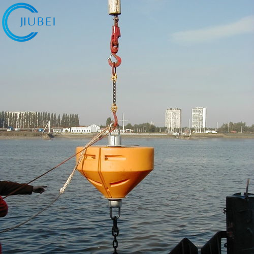 Желтая отметка ставит бакены в воде маяк морской навигации ставит бакены отметки морской навигации