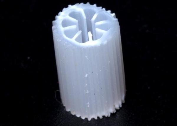 QUADRIS pesados do Virgin dos meios de filtro de PE08 MBBR materiais para os meios brancos da biomassa da cor do tratamento de águas residuais