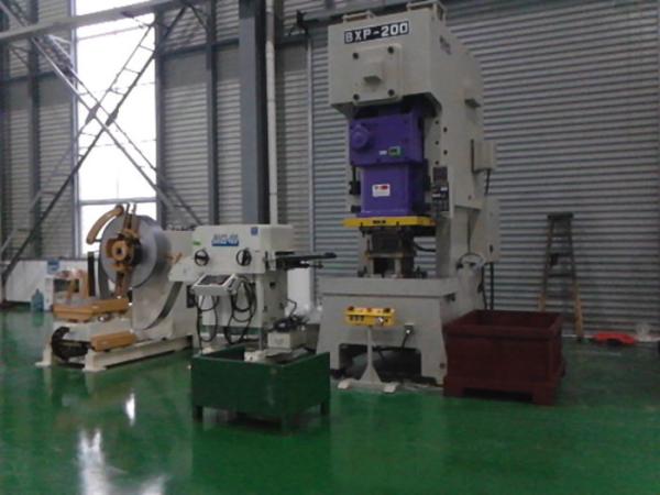 18KW Decoiling e máquina do endireitamento, molde do parafuso da bola que processa a máquina de perfuração de aço do ilhó