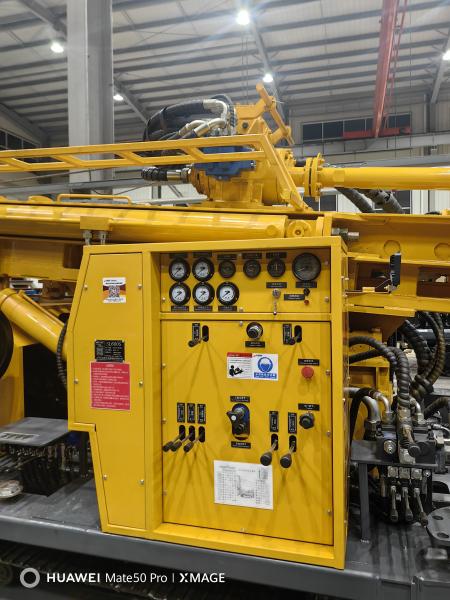 Vitesse d'alimentation rapide 55 m/min Réglage de forage de puits d'eau rampant avec moteur CUMMINS et couple rotatif élevé 12000/6000N.m