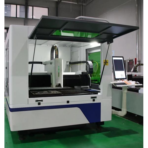 Raytools Laser Head Metal Stainless Steel Tube and Iron Sheet Automatic Closed Fiber Laser Cutting Machine