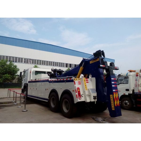 Roads Special Purpose Truck , Wrecker Towing Truck With Air Condition