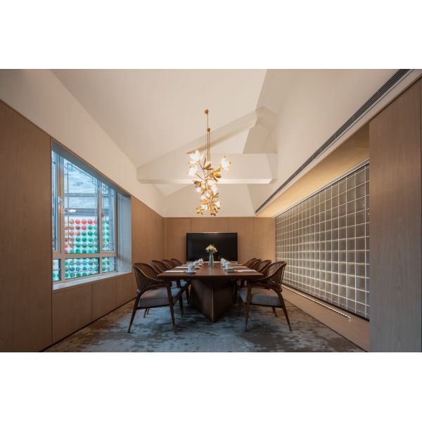 Мебель гостиничного зала с длинным столом и ратанным креслом