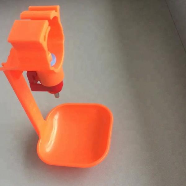 Buveur automatique automatique de mamelon de volaille de caille de poulet avec l'équipement de volaille de tuyau de tube carré de tasse d'égouttement de 22mm