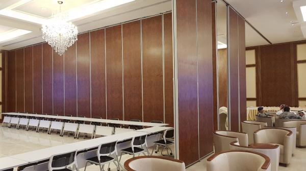Partitions mobiles insonorisées personnalisables conçues pour les environnements éducatifs
